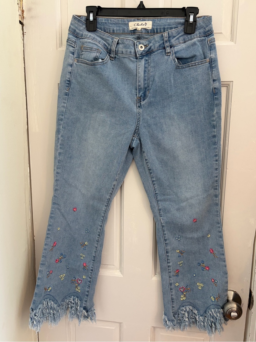 Charlie B Embroidered Light Wash Jeans cropped flare tassels size 10 floral boho